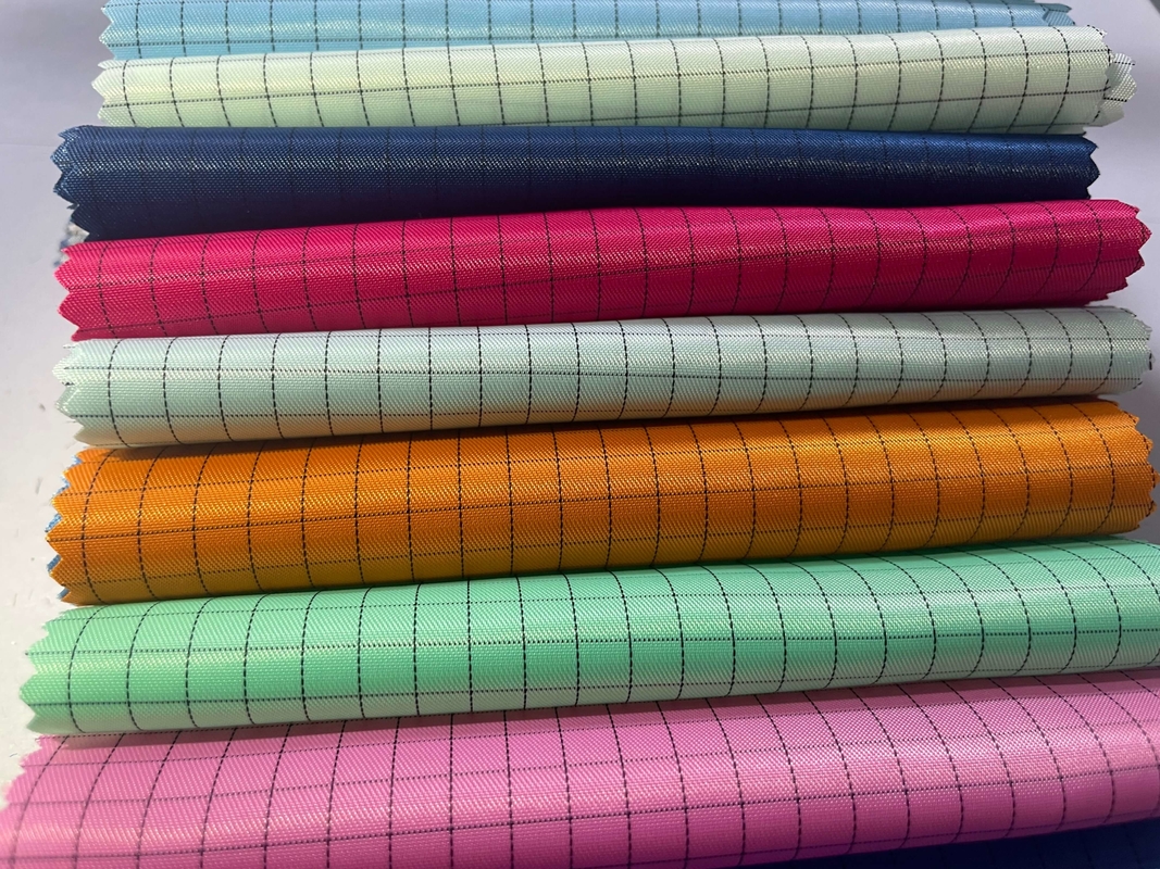 Tela antiestática da segurança sem fiapos antiestática do ESD do poliéster da sala de limpeza para a roupa do laboratório